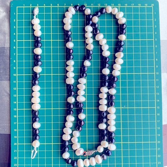 B/W authentic pearl set - Picture 2 of 5